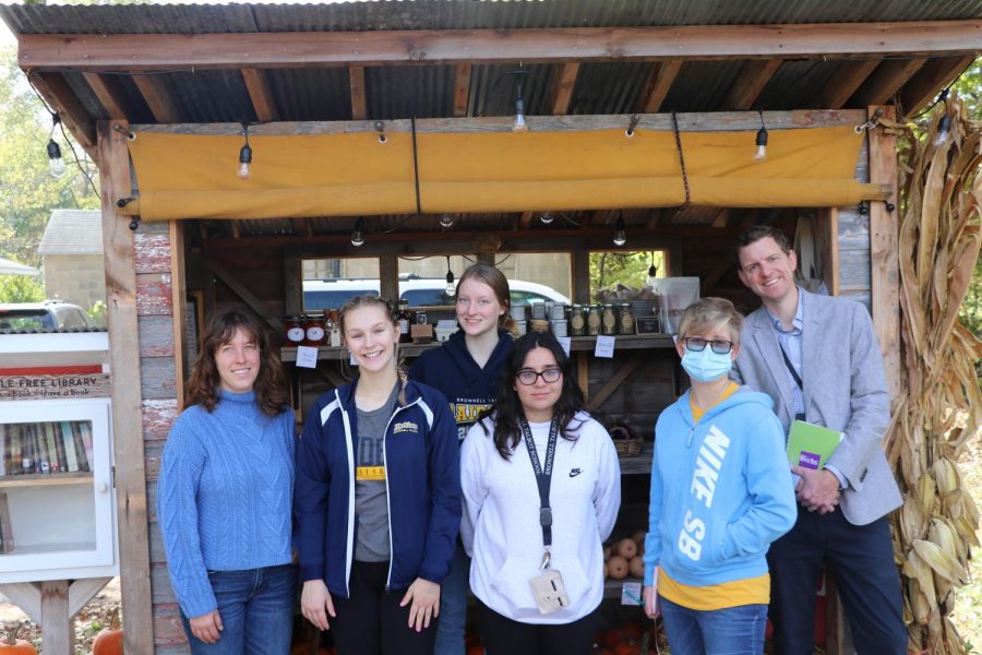Owner Ali Yahnke and members of BTs journalism class pose in front of the farm stand.